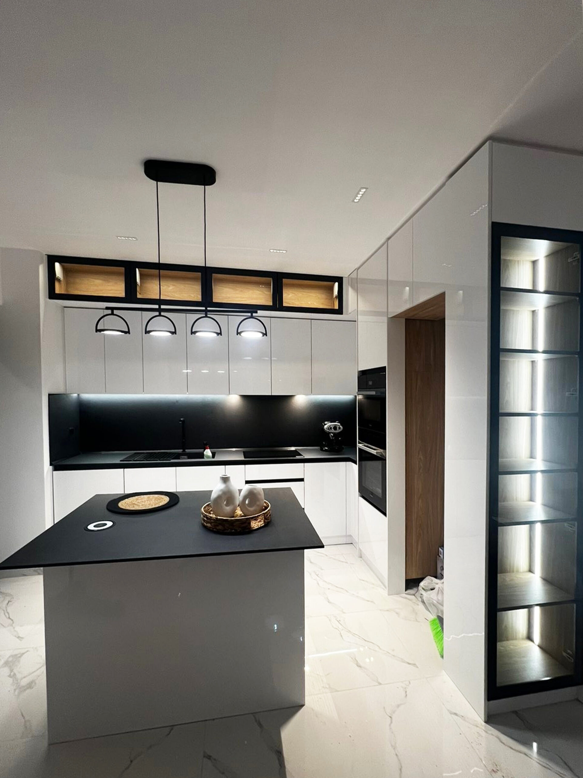 Κουζίνα σε λευκή λάκα με νησίδα