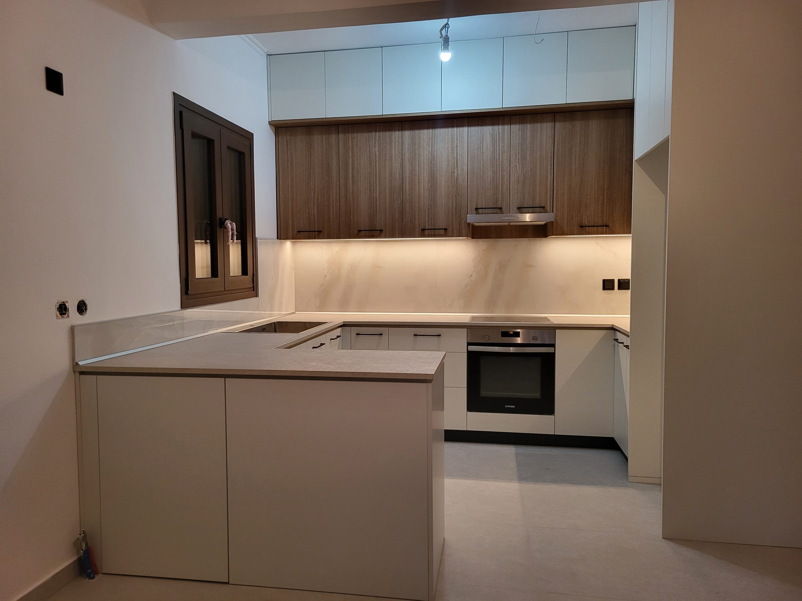 Μοντέρνα Κουζίνα με ντουλάπια όψης ξύλου