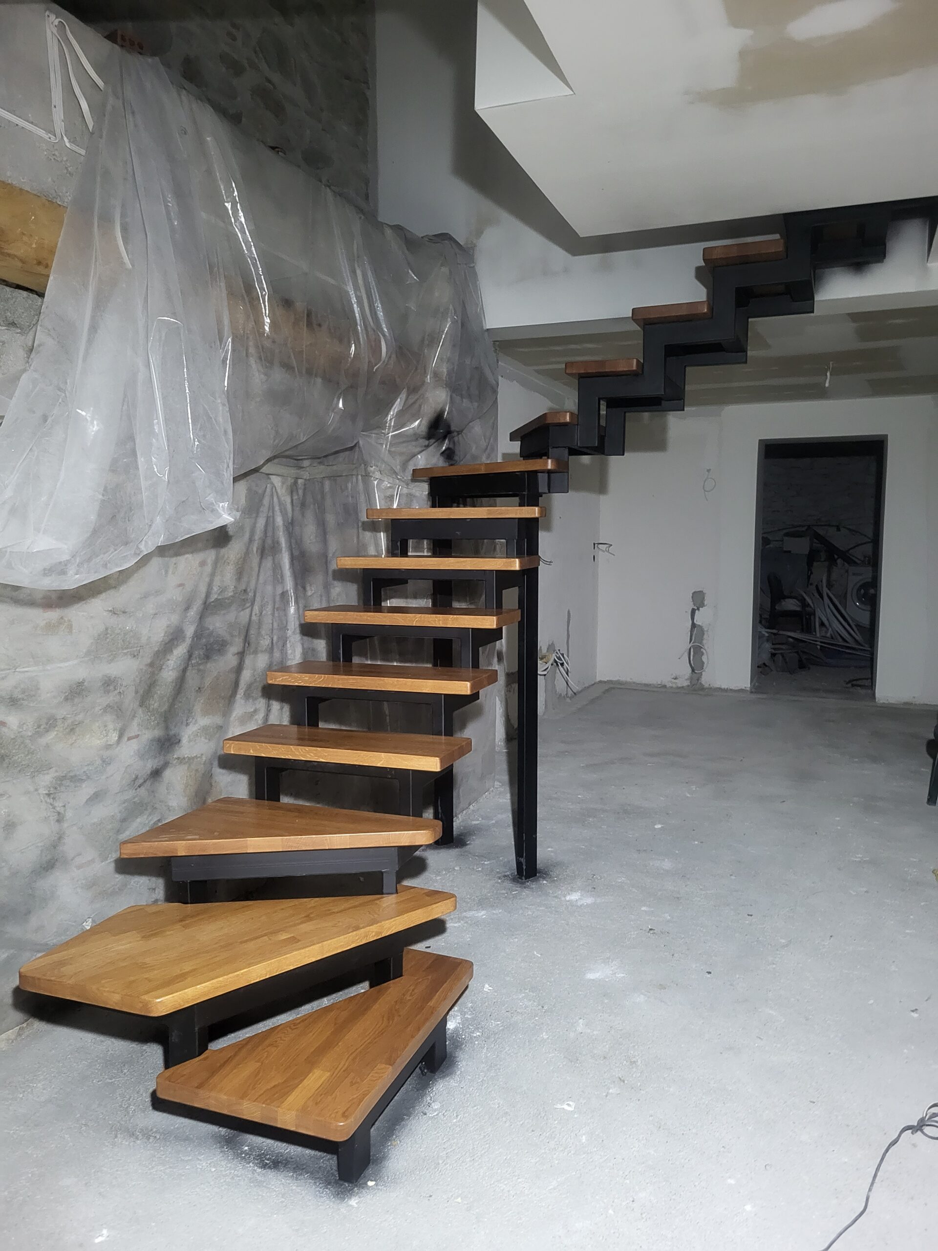 Σκάλα με σιδερένιο σκελετό