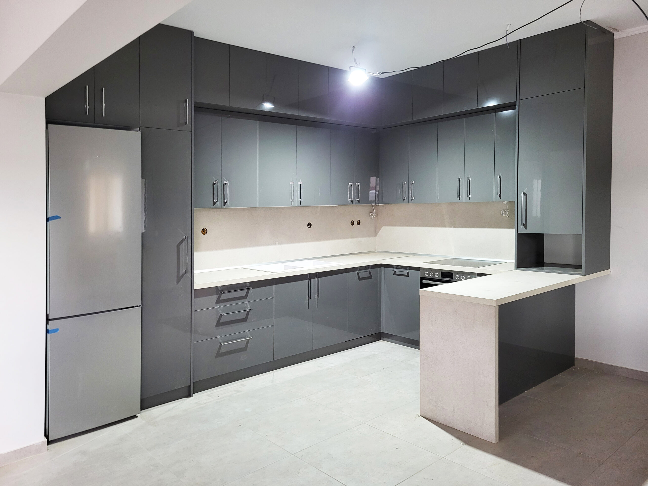 Μοντέρνα Κουζίνα με γκρι λάκα